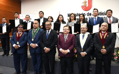 Entregan títulos a 13 nuevos notarios del Perú